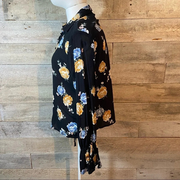 H&M Divided floral blouse in size 4 - Picture 2 of 7